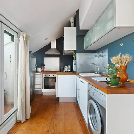 Apartment Modern Spacious Mezzanine With Balcony In