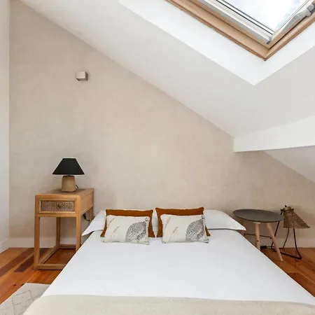 Modern Spacious Mezzanine With Balcony In Lisbon