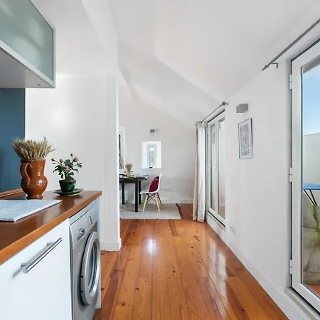 Modern Spacious Mezzanine With Balcony In Lizbona